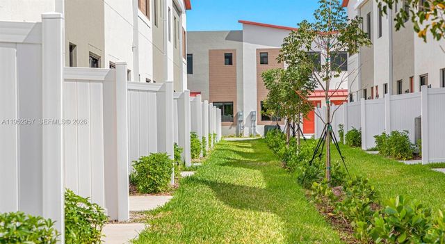 1001 NE 58th St B, Oakland Park, FL 33334