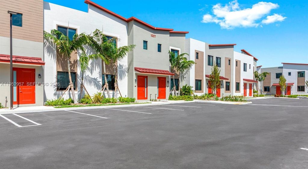 1001 NE 58th St B, Oakland Park, FL 33334