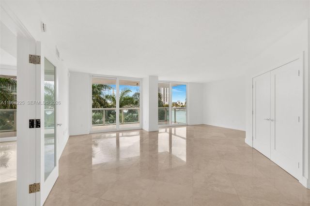 10 Venetian Way 403, Miami Beach, FL 33139