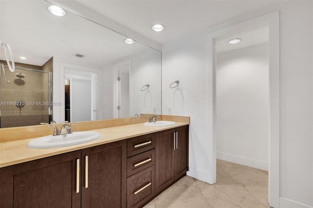 10 Venetian Way 403, Miami Beach, FL 33139