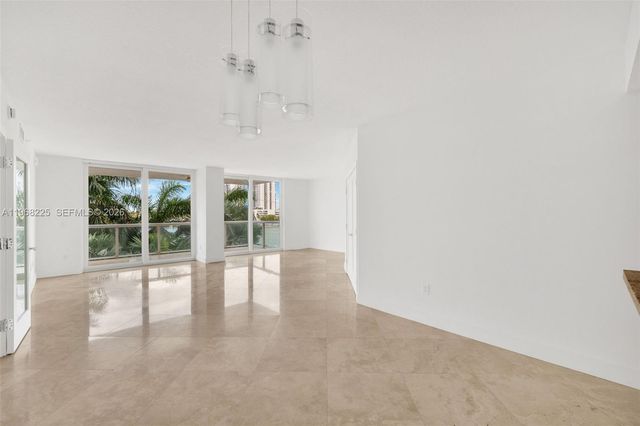 10 Venetian Way 403, Miami Beach, FL 33139
