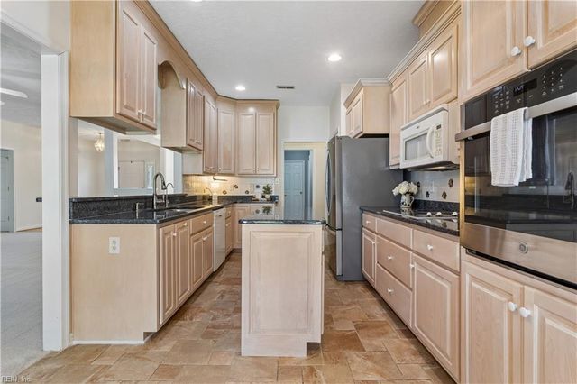 200 Rosetta DR, Yorktown, VA 23693