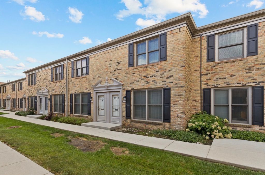 1743 Sessions Walk 1743, Hoffman Estates, IL 60169