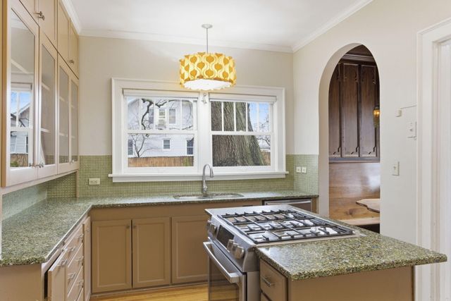 1040 S Roanoke Avenue, Springfield, MO 65807