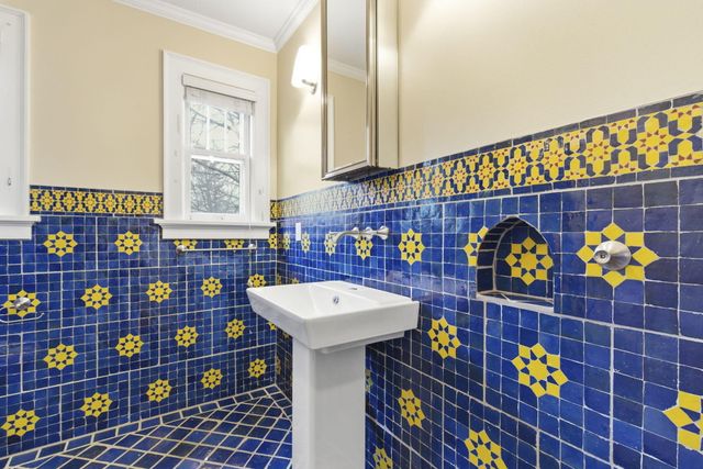 1040 S Roanoke Avenue, Springfield, MO 65807