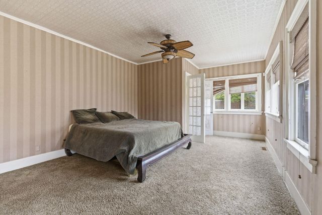 1040 S Roanoke Avenue, Springfield, MO 65807