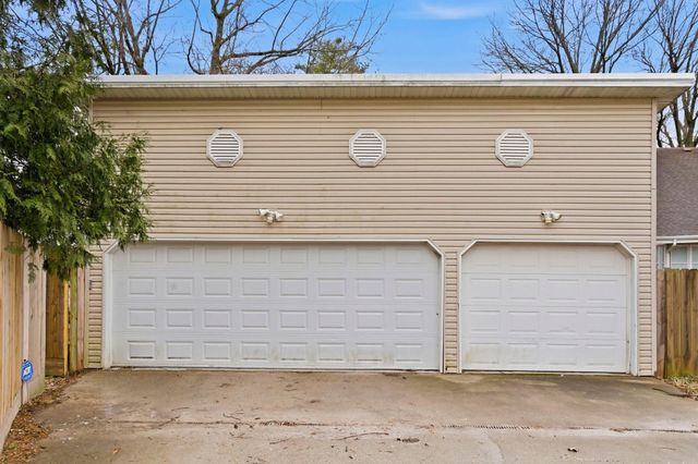 1040 S Roanoke Avenue, Springfield, MO 65807