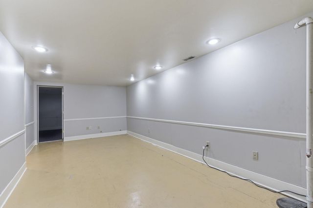 1040 S Roanoke Avenue, Springfield, MO 65807