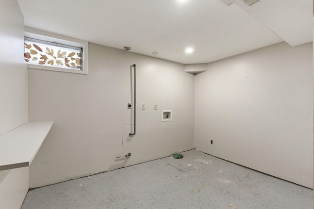 1040 S Roanoke Avenue, Springfield, MO 65807