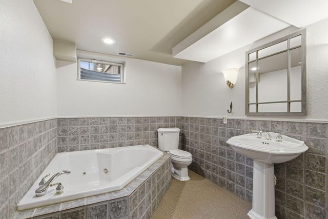 1040 S Roanoke Avenue, Springfield, MO 65807