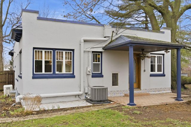 1040 S Roanoke Avenue, Springfield, MO 65807