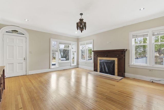 1040 S Roanoke Avenue, Springfield, MO 65807