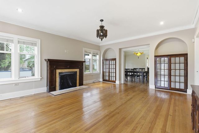 1040 S Roanoke Avenue, Springfield, MO 65807