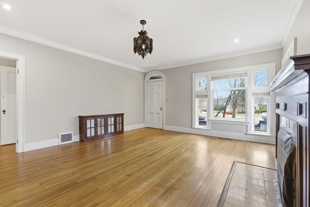 1040 S Roanoke Avenue, Springfield, MO 65807