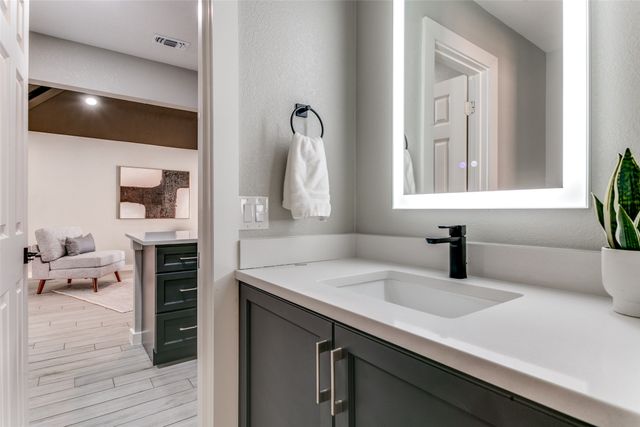 3913 Bobbin Lane, Addison, TX 75001