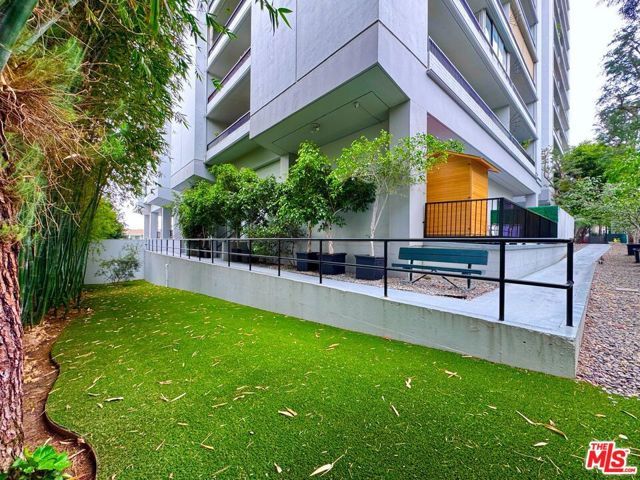 1100 Alta Loma Road 902, West Hollywood, CA 90069