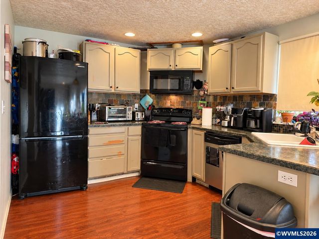 1100 SE Lincoln Ct, Aumsville, OR 97325