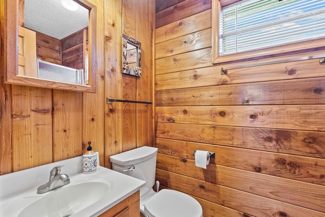 1392 Hermitage CIR, Huddleston, VA 24104