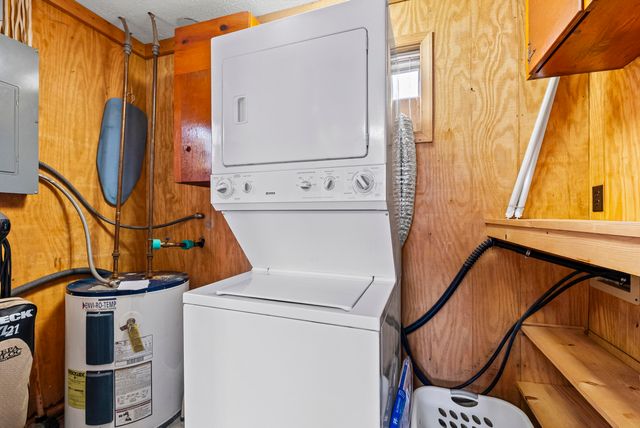 1392 Hermitage CIR, Huddleston, VA 24104