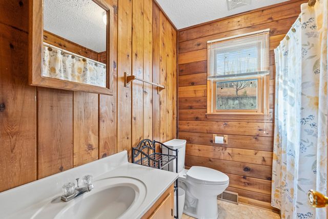 1392 Hermitage CIR, Huddleston, VA 24104