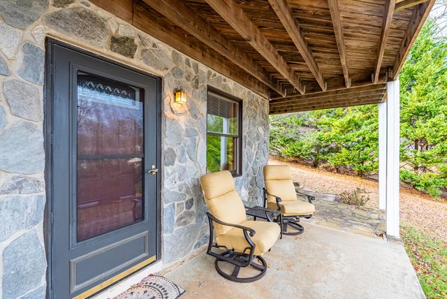 1392 Hermitage CIR, Huddleston, VA 24104