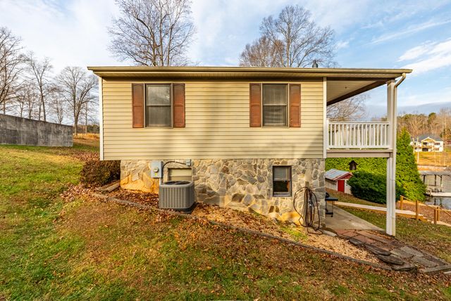 1392 Hermitage CIR, Huddleston, VA 24104