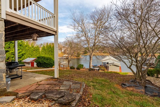 1392 Hermitage CIR, Huddleston, VA 24104