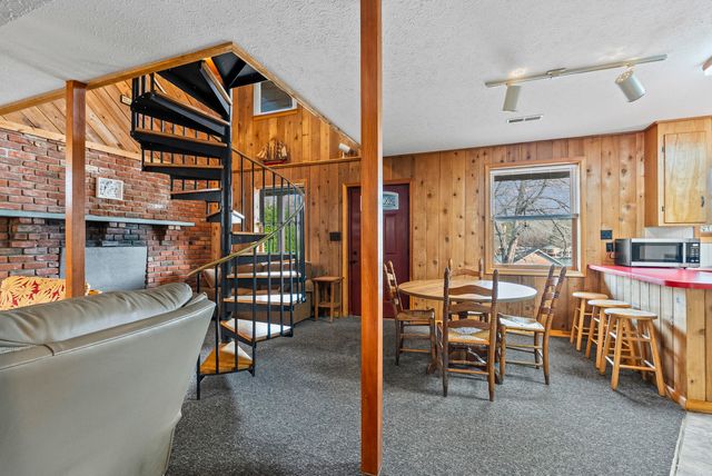 1392 Hermitage CIR, Huddleston, VA 24104