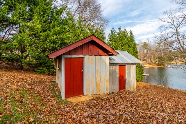 1392 Hermitage CIR, Huddleston, VA 24104