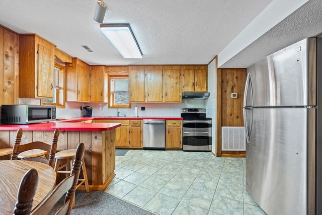 1392 Hermitage CIR, Huddleston, VA 24104