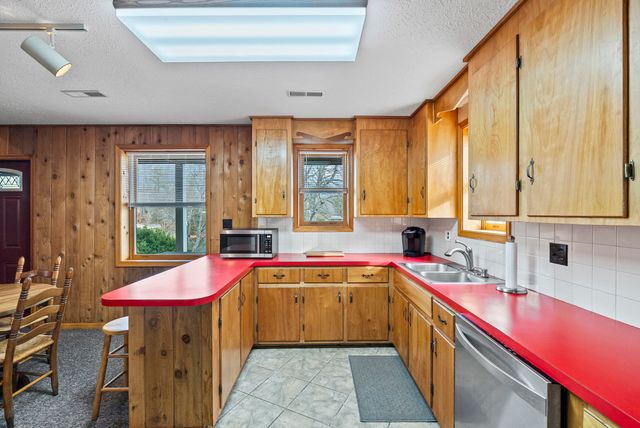 1392 Hermitage CIR, Huddleston, VA 24104