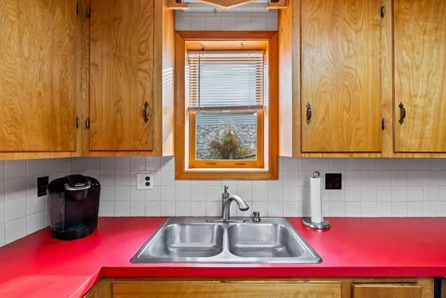 1392 Hermitage CIR, Huddleston, VA 24104