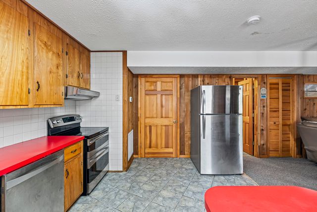 1392 Hermitage CIR, Huddleston, VA 24104