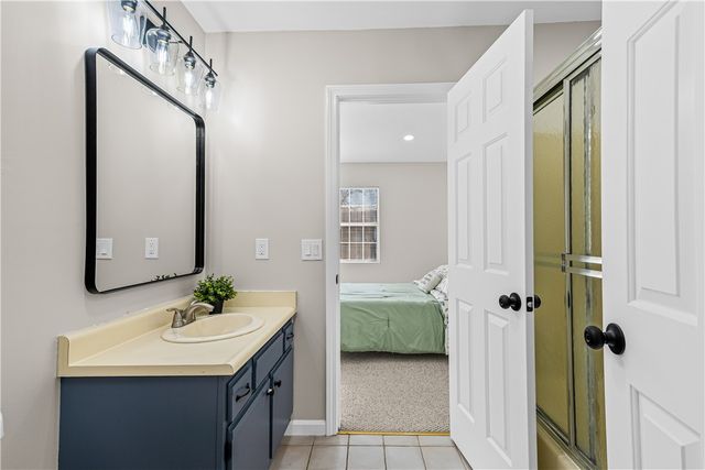 565 Quaker Lane 42, West Warwick, RI 02893