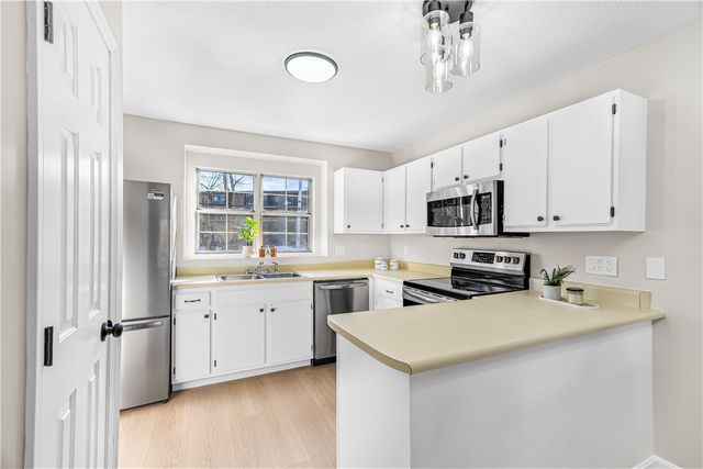 565 Quaker Lane 42, West Warwick, RI 02893