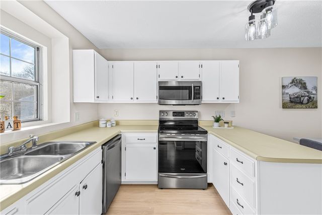 565 Quaker Lane 42, West Warwick, RI 02893