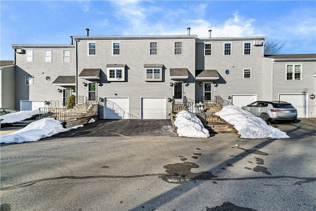 565 Quaker Lane 42, West Warwick, RI 02893