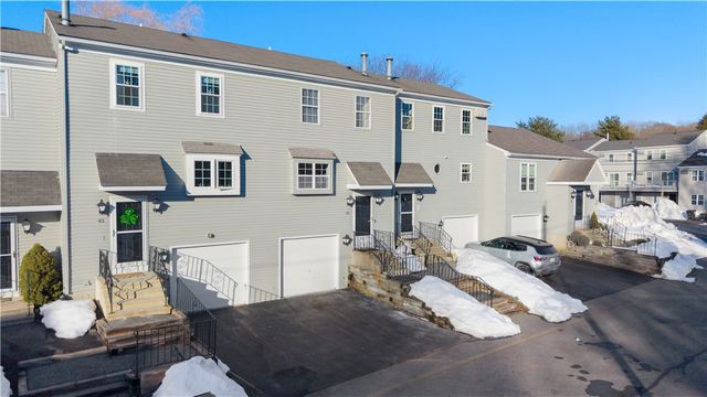 565 Quaker Lane 42, West Warwick, RI 02893