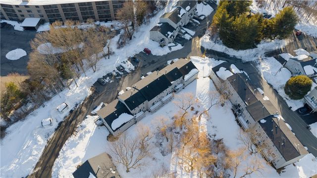 565 Quaker Lane 42, West Warwick, RI 02893