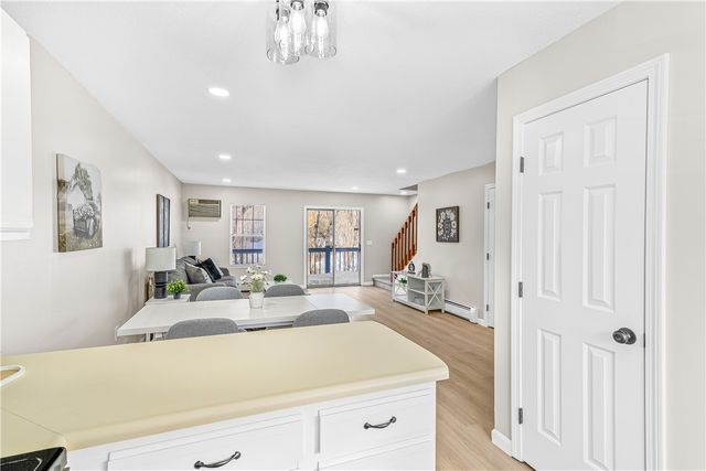 565 Quaker Lane 42, West Warwick, RI 02893