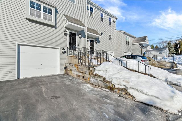 565 Quaker Lane 42, West Warwick, RI 02893
