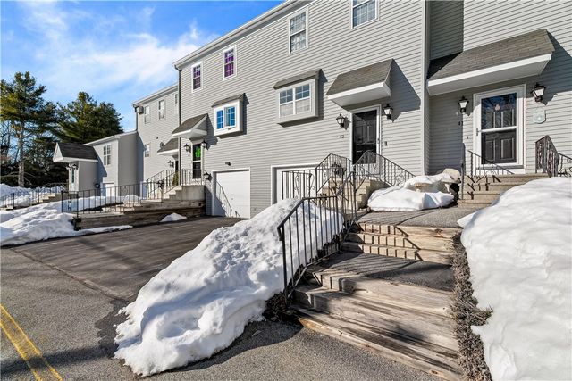 565 Quaker Lane 42, West Warwick, RI 02893