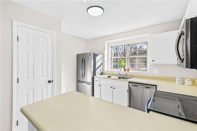 565 Quaker Lane 42, West Warwick, RI 02893