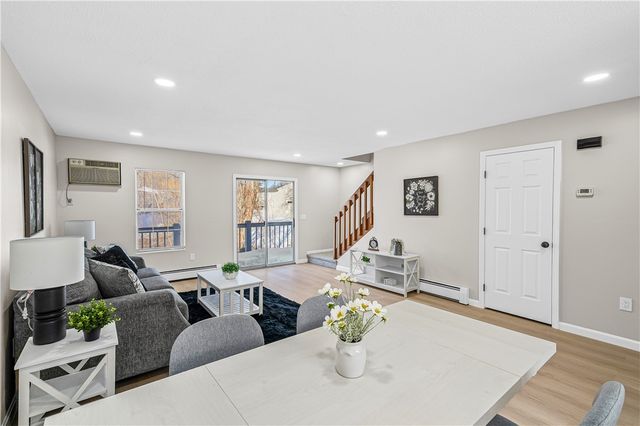 565 Quaker Lane 42, West Warwick, RI 02893