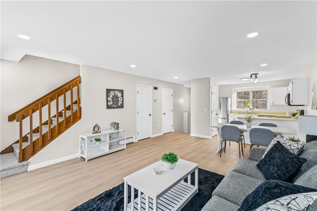 565 Quaker Lane 42, West Warwick, RI 02893