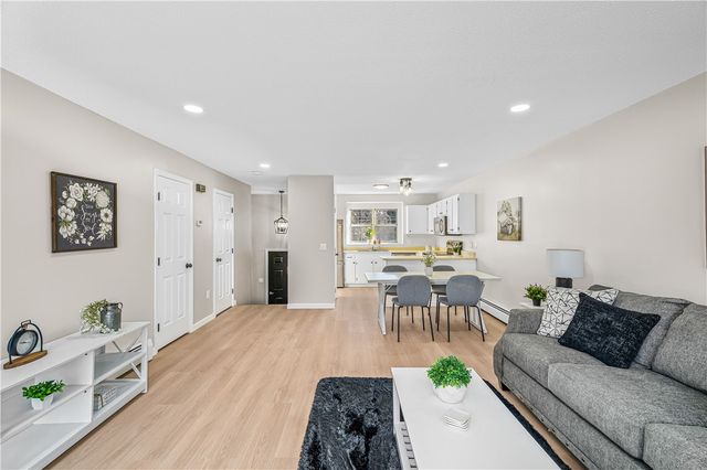 565 Quaker Lane 42, West Warwick, RI 02893