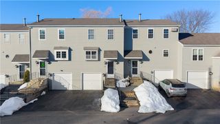 565 Quaker Lane 42, West Warwick, RI 02893