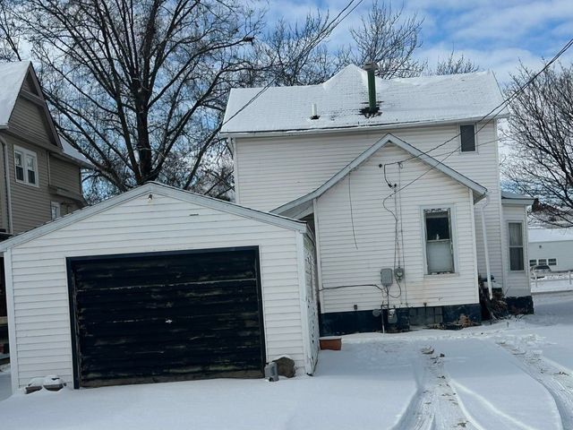 215 1st Ave NE, Oelwein, IA 50662