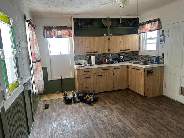 215 1st Ave NE, Oelwein, IA 50662