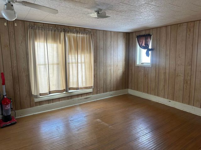 215 1st Ave NE, Oelwein, IA 50662